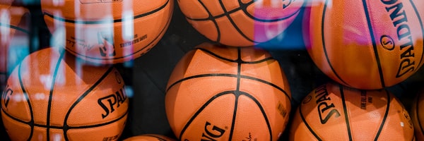 体育新闻图片 - 欧冠联赛奖杯在灯光下的特写